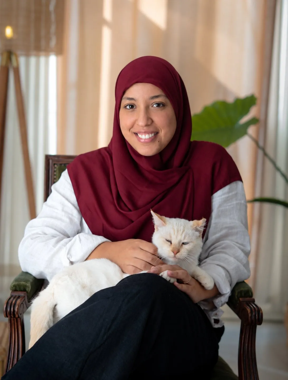 Fatiha Fekkari, souriante, avec son chat